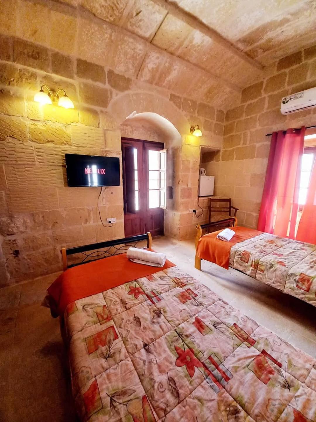 Ta Majsi Farmhouse With Indoor Heated Pool سان لاورينْتْسْ المظهر الخارجي الصورة